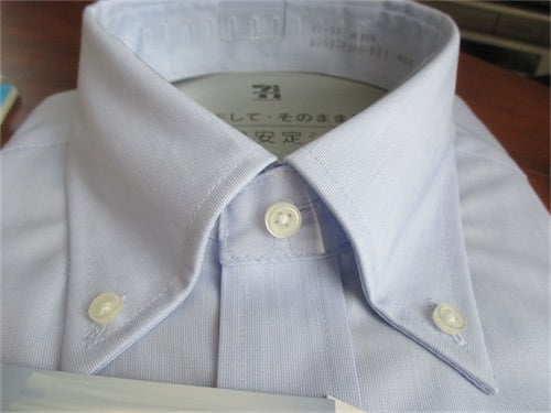イトーヨーカドーのワイシャツ「超形態安定」の襟元部分の写真