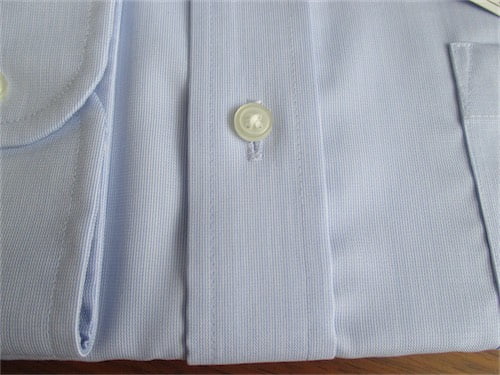 イトーヨーカドーのワイシャツ「超形態安定」の前ボタンの写真