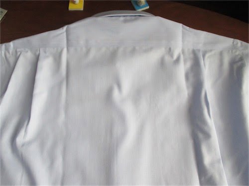 イトーヨーカドー　ワイシャツ「超形態安定」の背中部分の写真