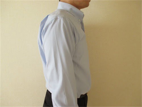 イトーヨーカドー　ワイシャツ「超形態安定」を着用したときの写真（横から）