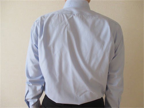 イトーヨーカドー　ワイシャツ「超形態安定」を着用したときの写真（後ろから）